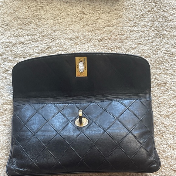 RARE VINTAGE 1988 CHANEL BLACK LEATHER CLUTCH BAG W/ 24K GOLD PLATED HARDWARE!! - Picture 3 of 9